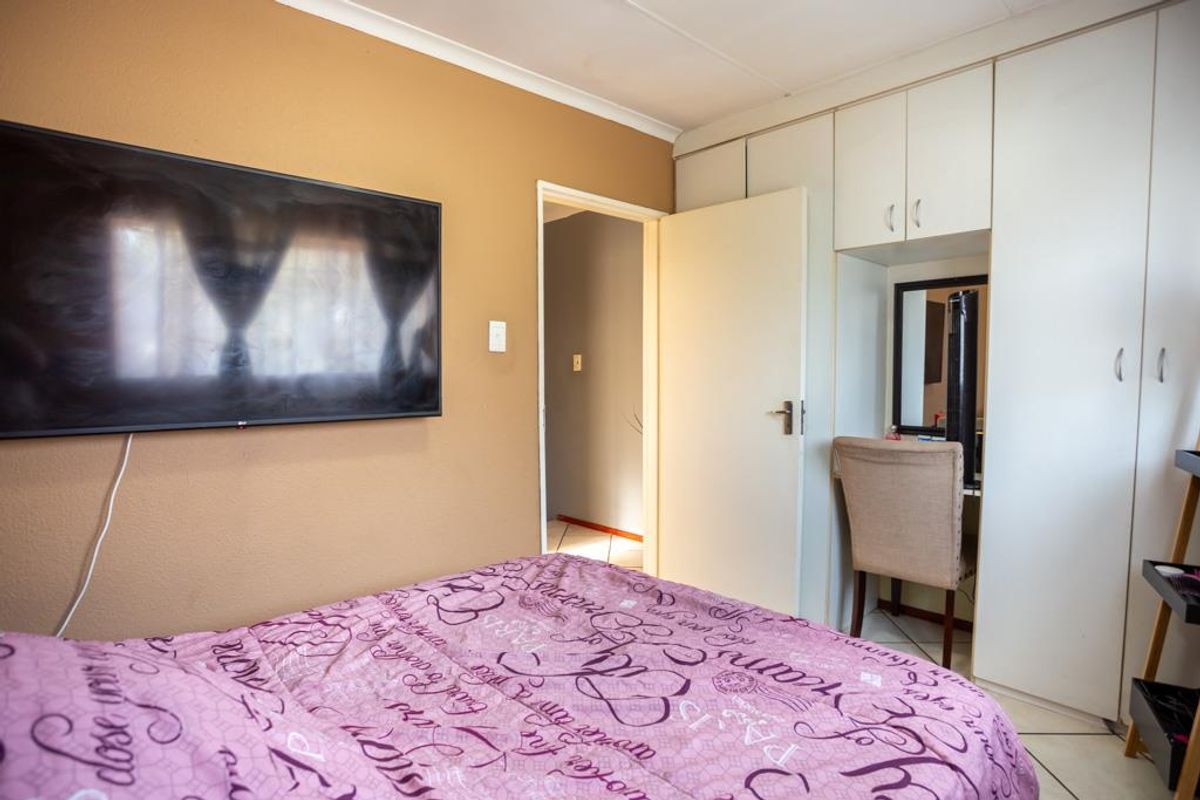 2 bedroom duplex +private garden + garage - GREAT PRICE! - Photo 5