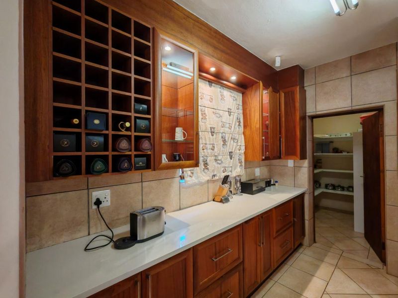 Stunning Home For Sale In Prestigious Estate - Photo 7