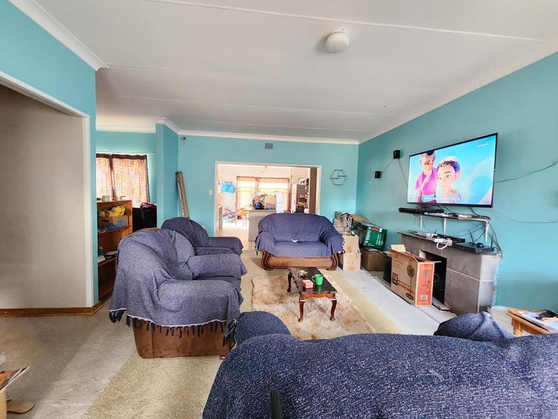 Charming 3-Bedroom Family Home with Pool in Heuwelsig - Photo 7