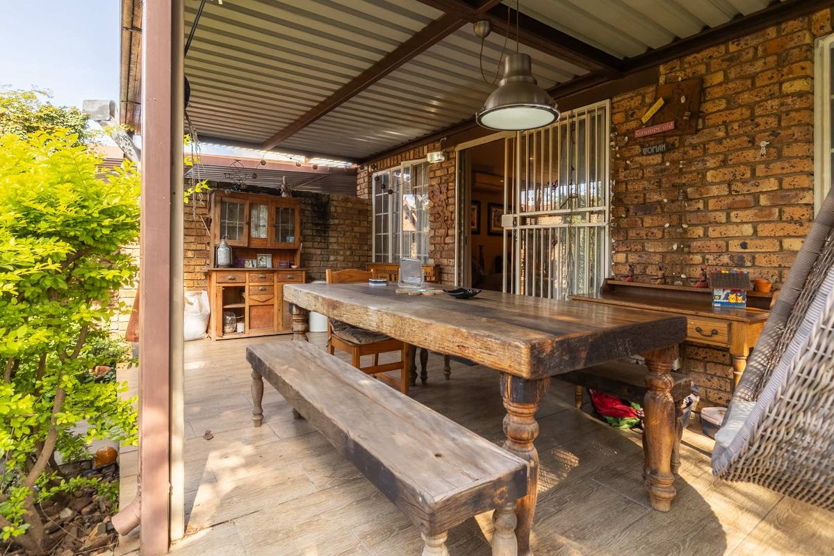 Spacious three bedroom simplex - large garden - Security complex - Equestria - Photo 3