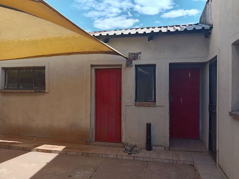 Charming Home with Expansive Yard and Versatile Outdoor Room! - Photo 4