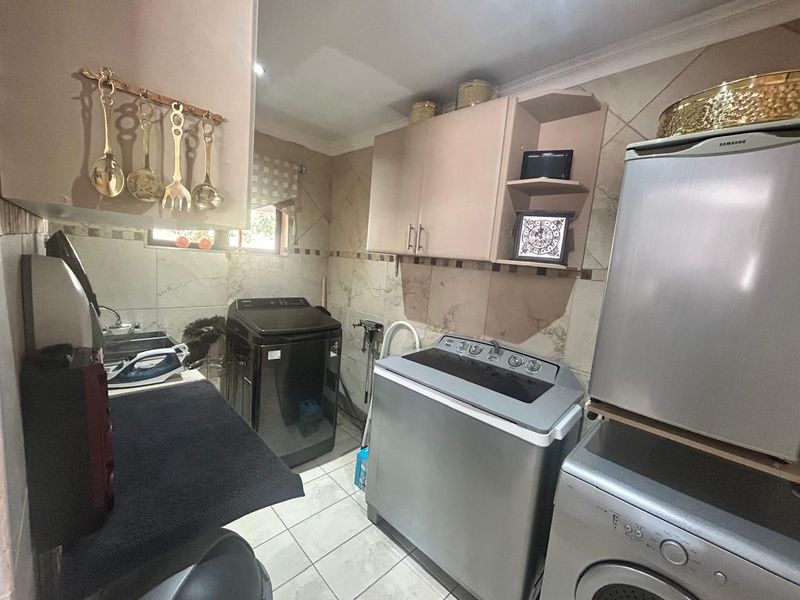 Spacious 3-Bed Home with Dual Flats - Photo 10