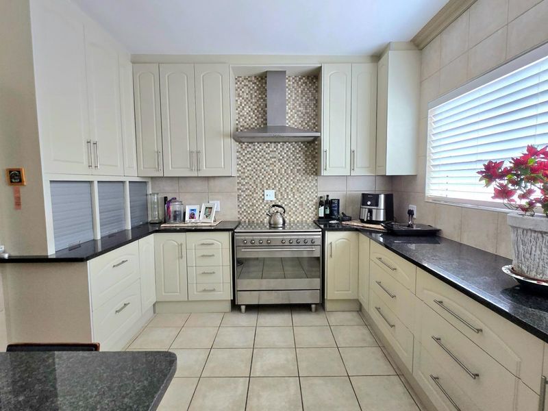 Stunning Double-Storey Home in Kleinbaai with Golf Course, Sea, and Mountain Views - Photo 7