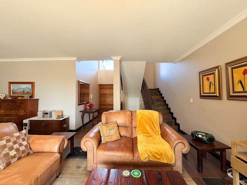 Sunny, North Facing Town house in Woodland Hills - Photo 5