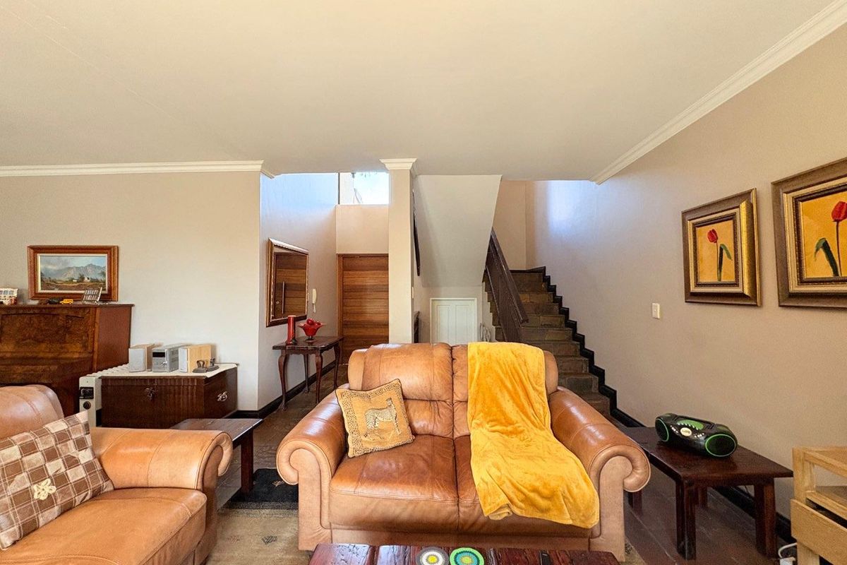 Sunny, North Facing Town house in Woodland Hills - Photo 5