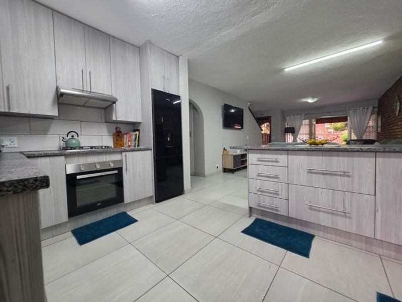 Modern 2 Bedroom Townhouse. - Photo 2