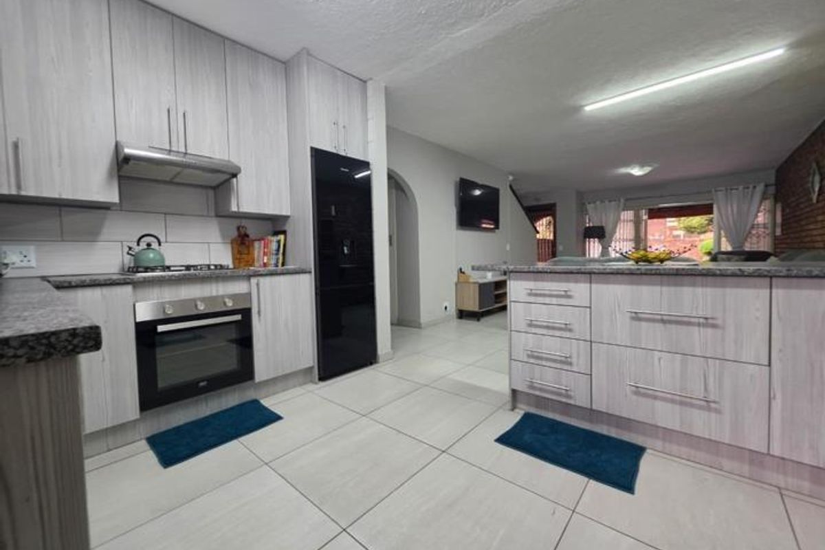 Modern 2 Bedroom Townhouse. - Photo 2