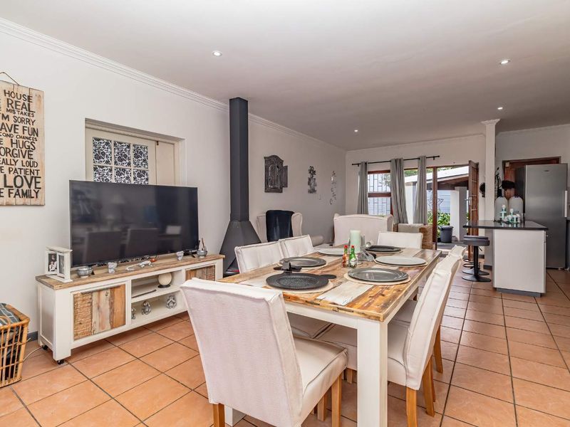 Spacious 5 bedroom house with immaculate ocean views - Photo 10