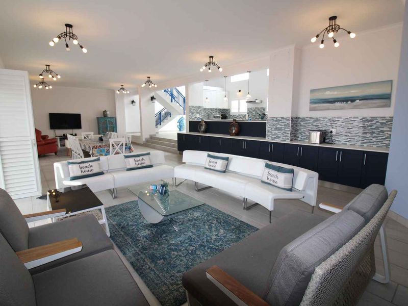 Superior Seafront Designer Home perfect for the large Family! - Photo 4