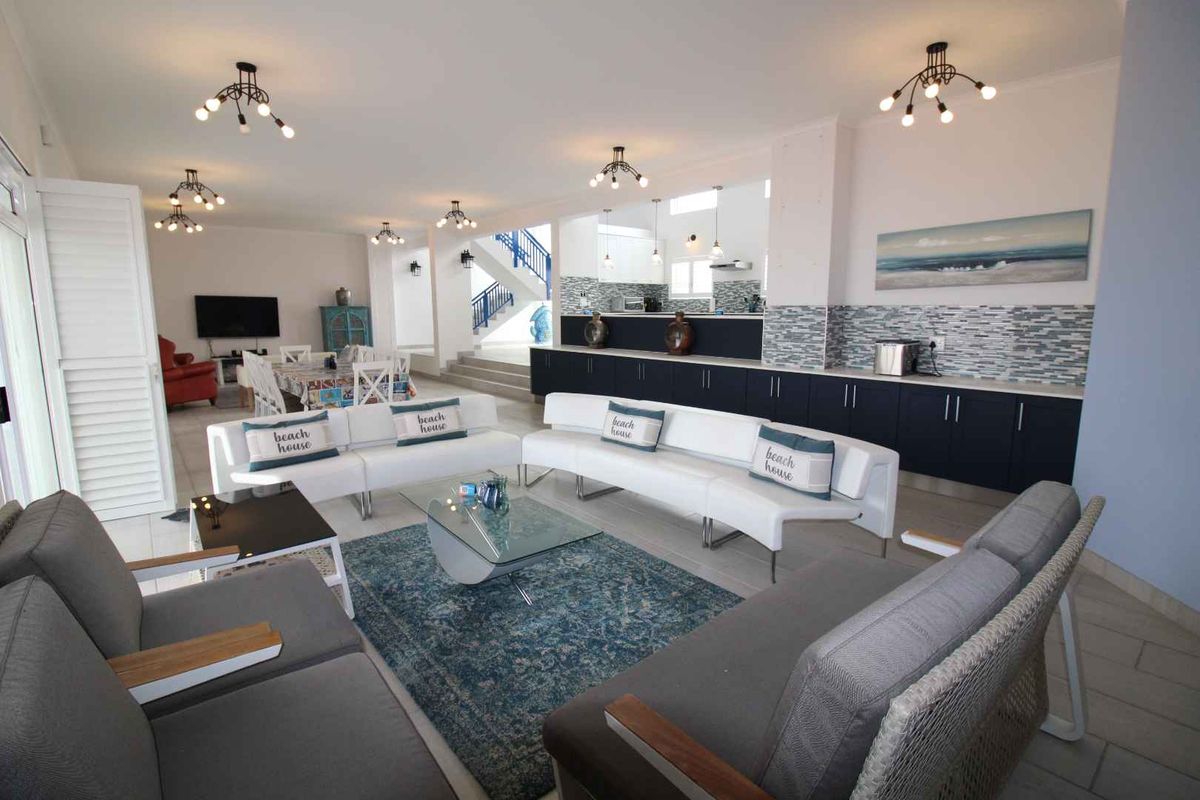 Superior Seafront Designer Home perfect for the large Family! - Photo 4