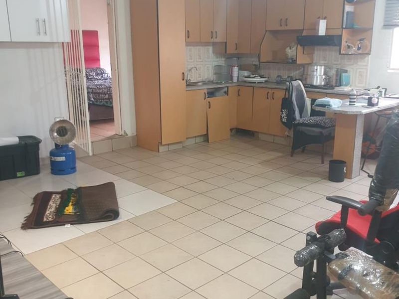 Opportunity Awaits: Spacious 3-Bedroom Home with Private 1-Bedroom Flatlet in Secure Dewald Hattingh Park, Benoni - Photo 3