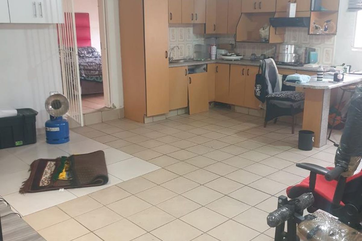 Opportunity Awaits: Spacious 3-Bedroom Home with Private 1-Bedroom Flatlet in Secure Dewald Hattingh Park, Benoni - Photo 3