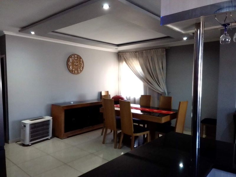 Modern 3 Bedroom Family Home in a Secure Enclosed Area - Photo 5