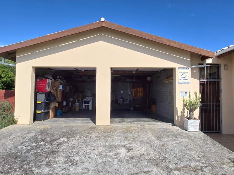 Spacious Entertainer’s Dream Home in Franskraal with Mountain Views and Exceptional Value - Photo 4