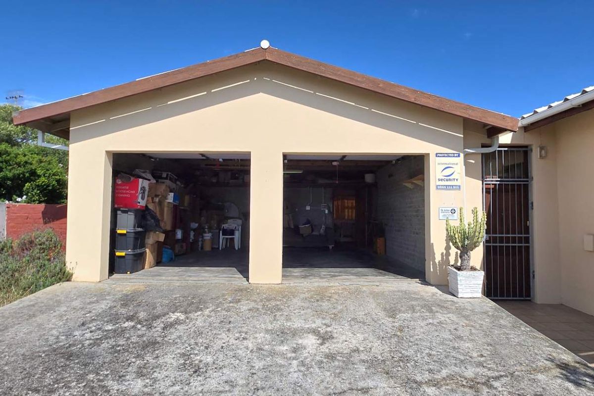 Spacious Entertainer’s Dream Home in Franskraal with Mountain Views and Exceptional Value - Photo 4