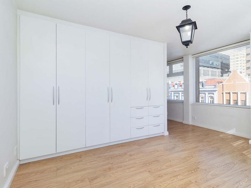 Spacious and convenient city living in central Cape Town - Photo 10