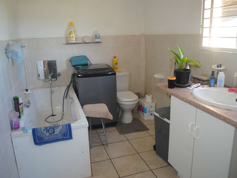 Bachelor Flat on a neat small holding (Available Plans for 2x 2 Bedroom Townhouses) - Photo 7