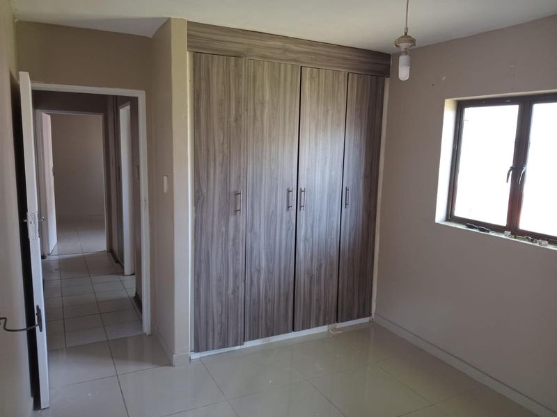 Discover simple, stylish living in this well-maintained 2-bedroom flat, perfect for comfortable everyday living or a smart investment opportunity. - Photo 8