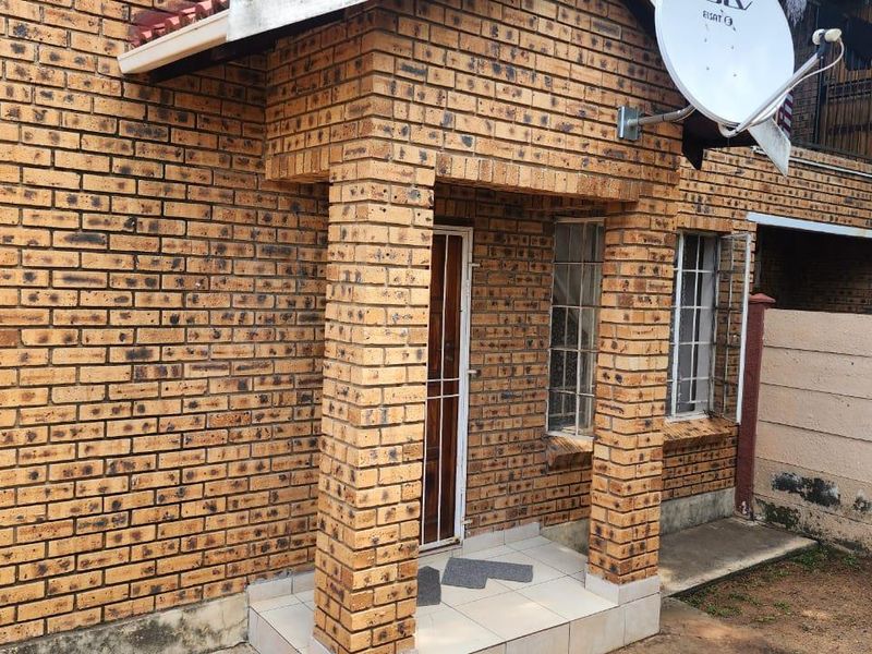 Your starter Home awaits🏡🌻🏘️ - Photo 2