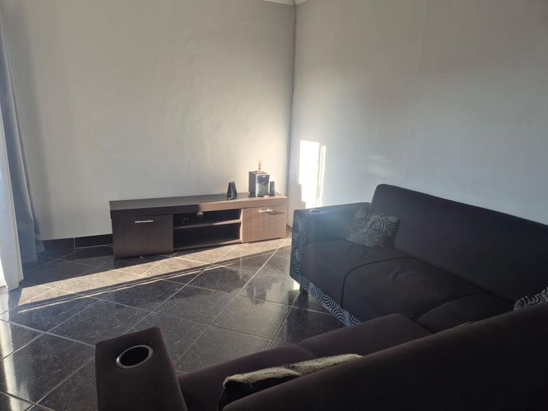 "Queensburgh Gem: 3-Bedroom Home with Income-Boosting Granny Cottage!" - Photo 7