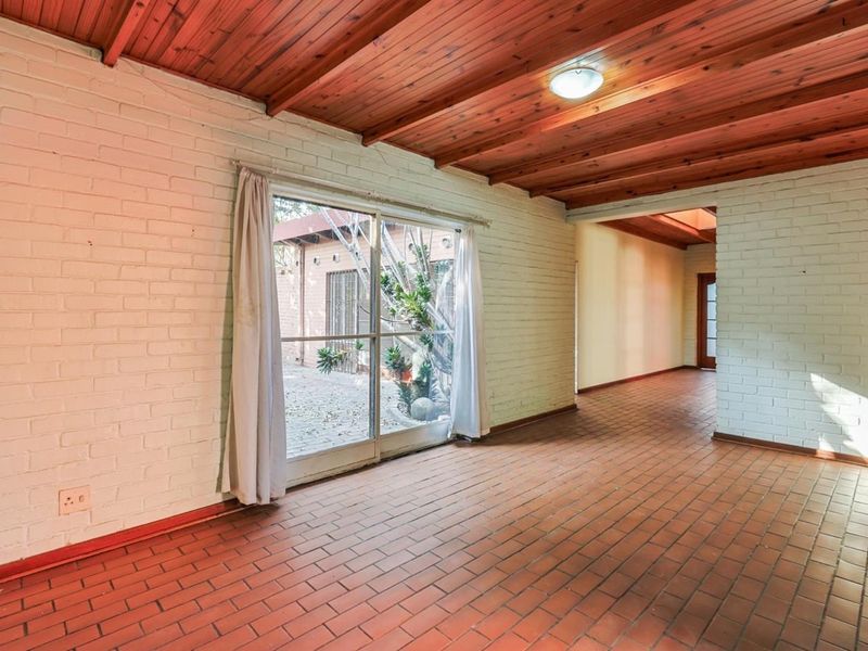 Expansive 9-Bedroom Property on a Generous 1887sqm Lot - Photo 3