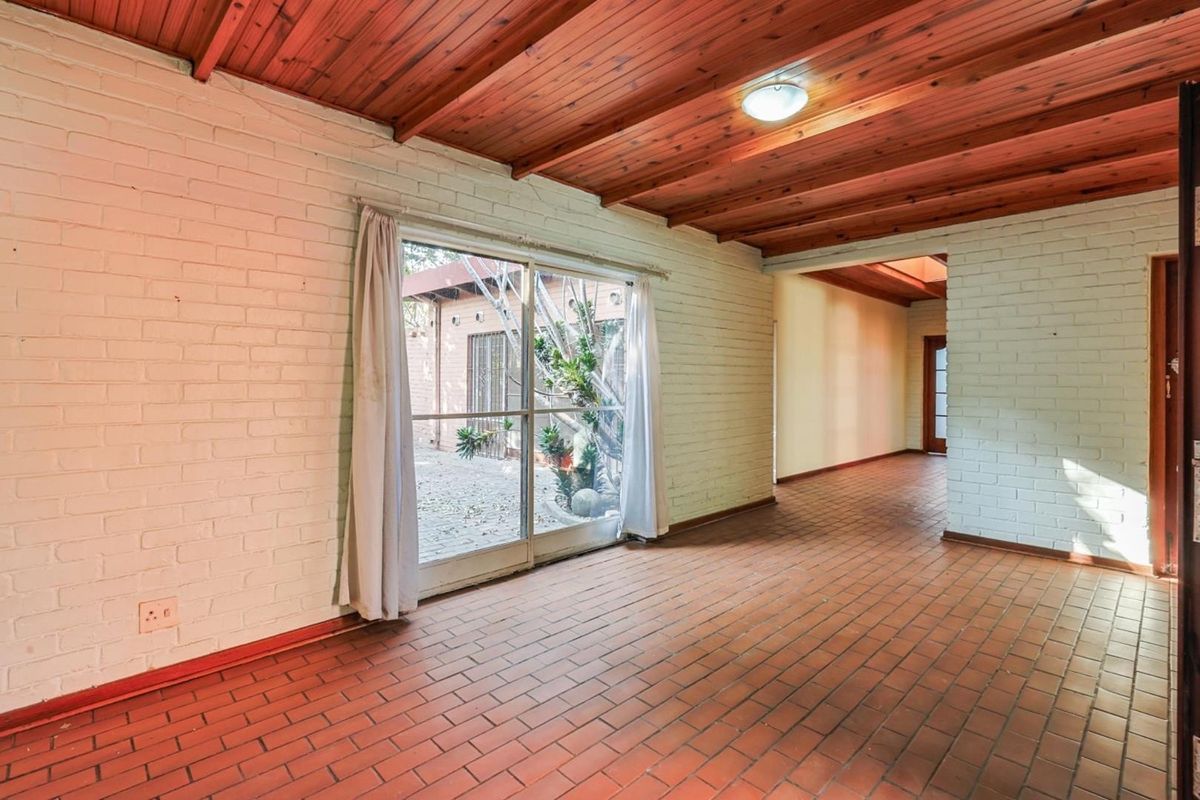 Expansive 9-Bedroom Property on a Generous 1887sqm Lot - Photo 3