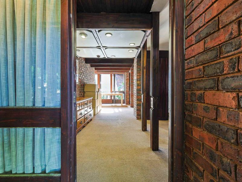 Spacious 3-Bedroom Family Home with Pool - Photo 3