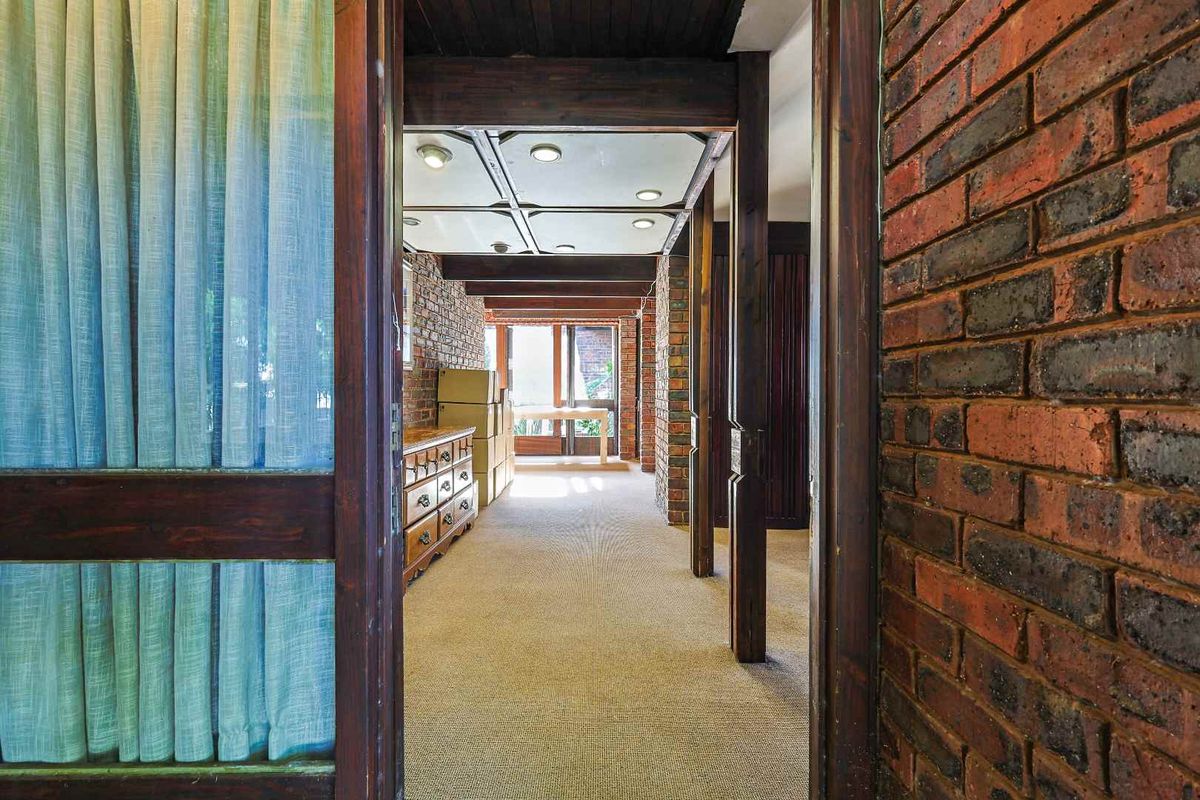 Spacious 3-Bedroom Family Home with Pool - Photo 3