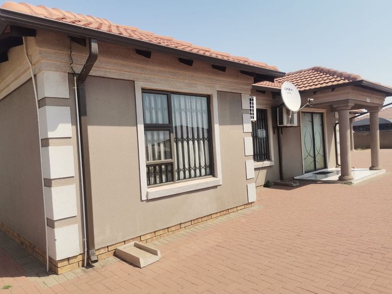 4 Bedroom House For Sale in Vanderbijlpark CE4 - Photo 5