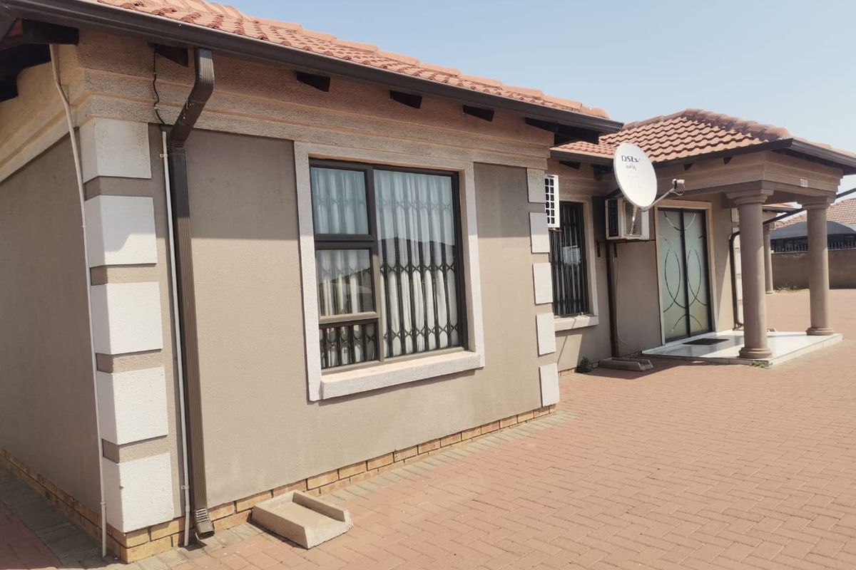 4 Bedroom House For Sale in Vanderbijlpark CE4 - Photo 5