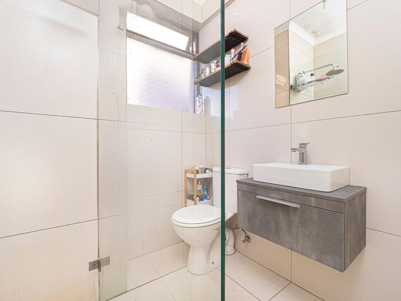 Modern 2-Bedroom Ground-Floor Apartment with Private Courtyard - Photo 8