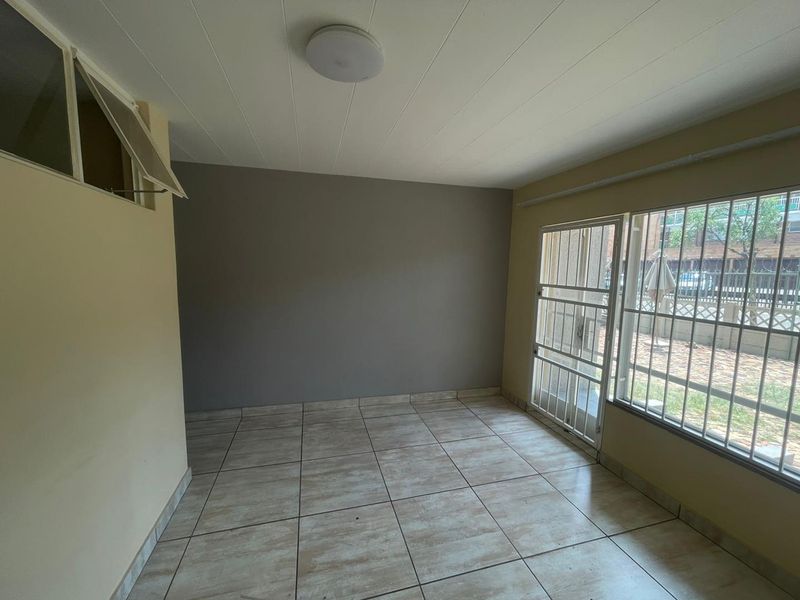 BACHELOR FLAT AVAILABLE IMMEDIATELY - Photo 5