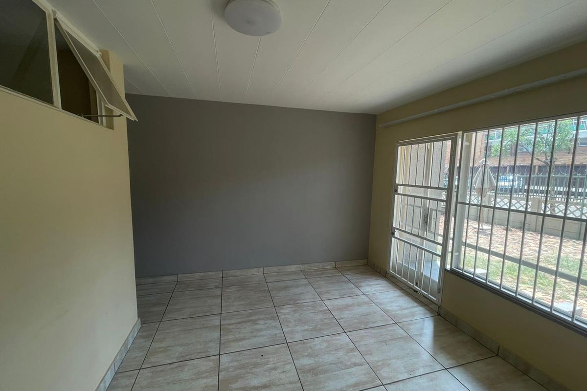 BACHELOR FLAT AVAILABLE IMMEDIATELY - Photo 5