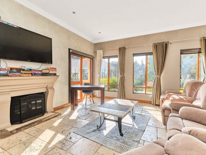 "Entertainer's Dream: Luxury Home in St. Andrews Estate" - Photo 3