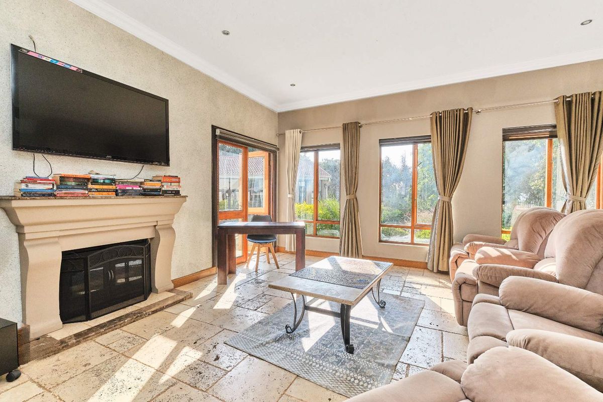 "Entertainer's Dream: Luxury Home in St. Andrews Estate" - Photo 3