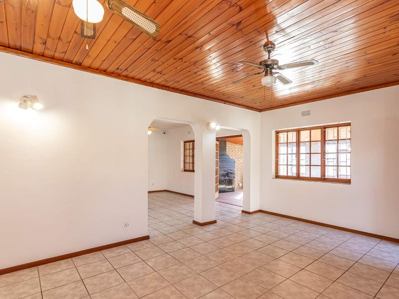 Charming  facebrick 3 bed family home with Granny Flat and Entertainers Delight. - Photo 6