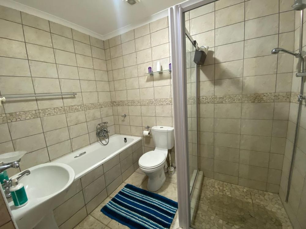 Main en-suite bathroom