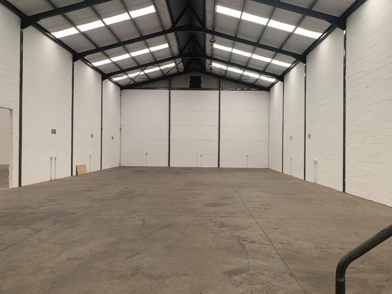 Prime Warehouse Space: Secure Location & Modern Amenities - Photo 10