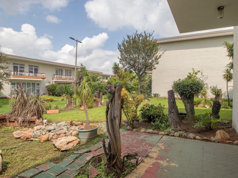 Neat 2 bedroom Townhouse in popular complex - Photo 2