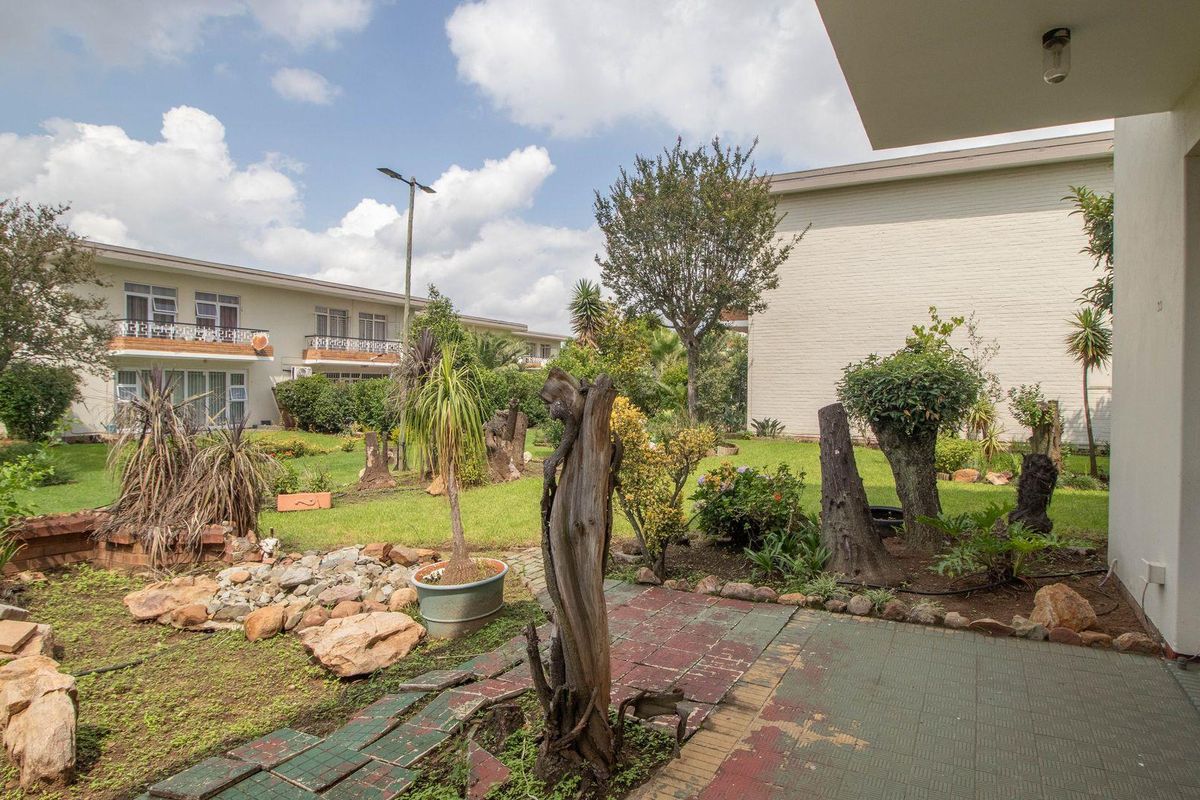 Neat 2 bedroom Townhouse in popular complex - Photo 2