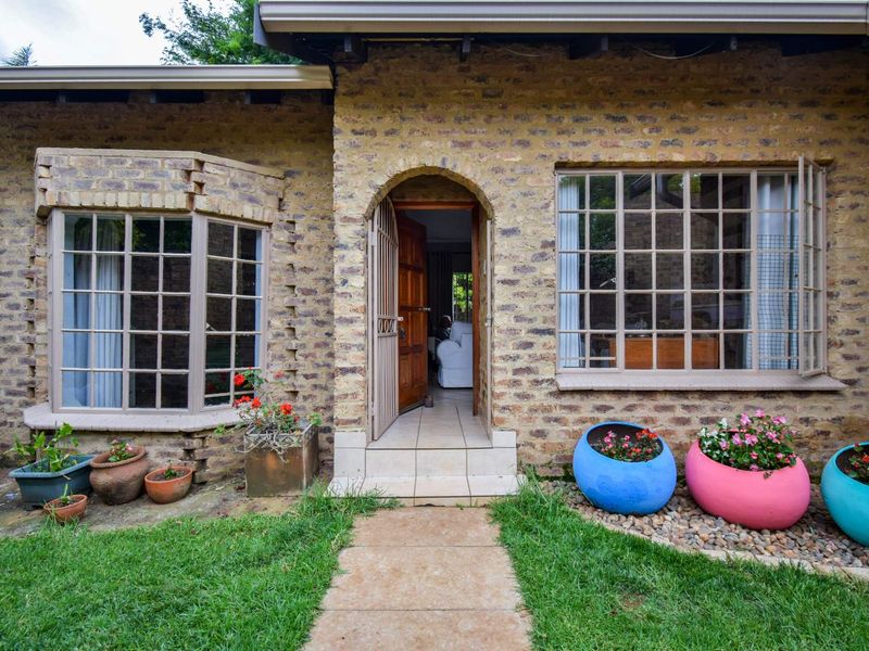 Charming cosy cottage in a quiet street with an artful colourful soul. - Photo 6