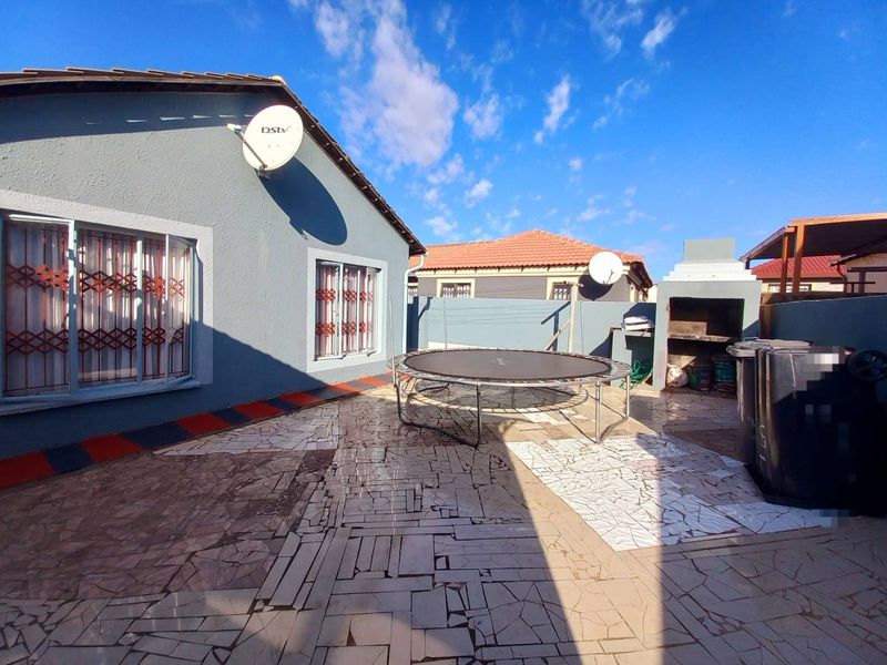 Three bedrooms house for sale in Elandspoort - Photo 5