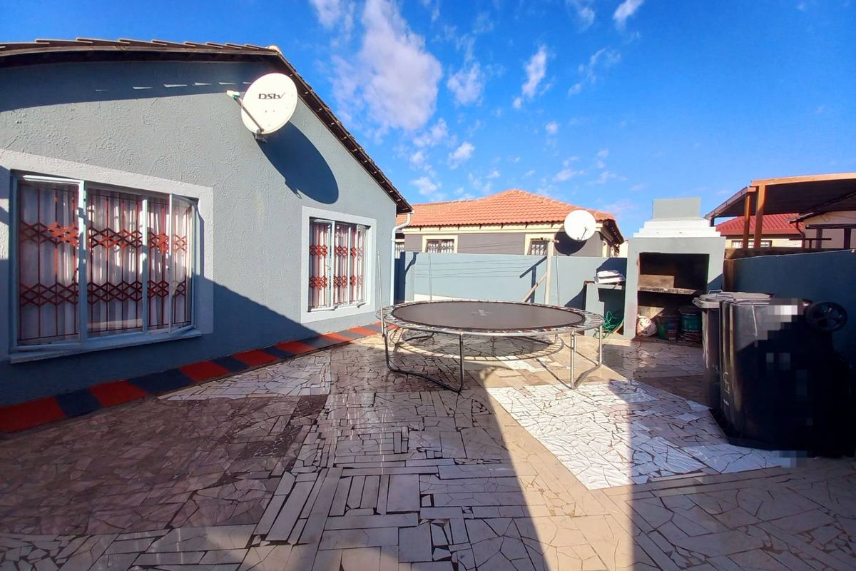 Three bedrooms house for sale in Elandspoort - Photo 5