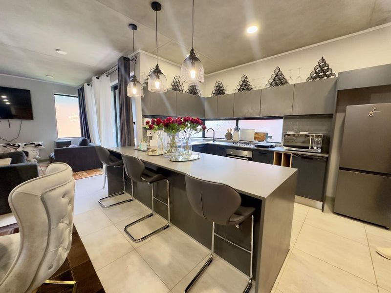 Newly built modern house in sort after secure complex - Photo 8