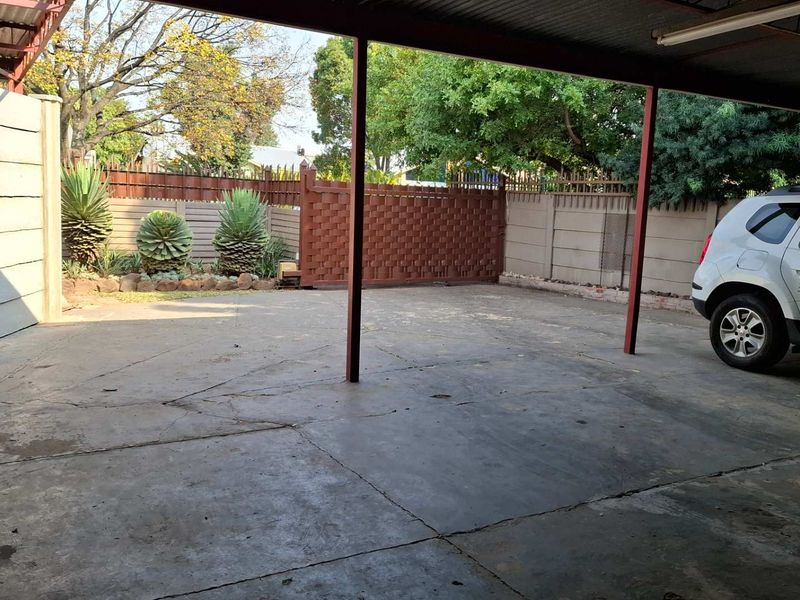 Charming 3 Bedroom Home with Awesome Amenities - Photo 3