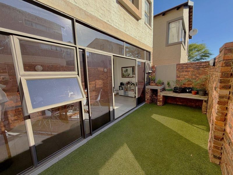 Relaxed, Secure Townhouse Living - Photo 8