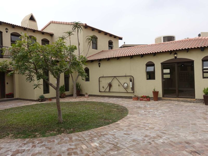 Tuscan-style Mansion in quite street - Photo 4