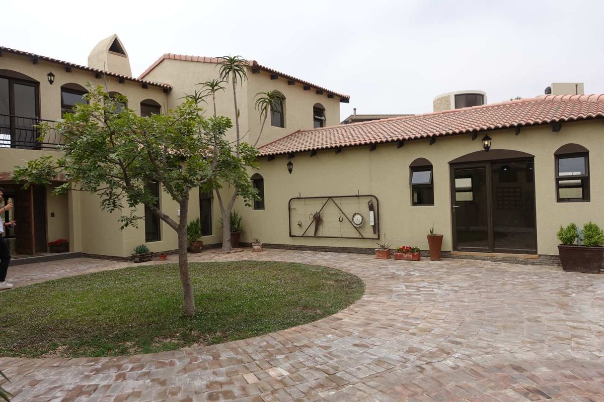 Tuscan-style Mansion in quite street - Photo 4