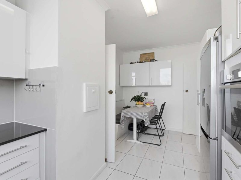 Exclusive Corner Apartment in Prestigious La Rochelle, Sea Point - Photo 6