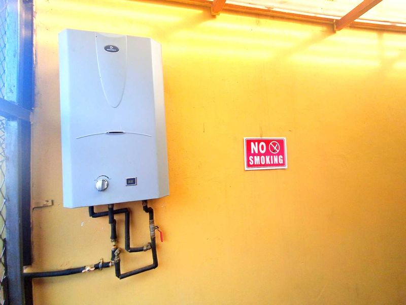 Fully furnished property in Jan Hofmeyer near the University of Johannesburg and the SABC offices, ideal for student accommodation near the and the SABC office - Photo 7